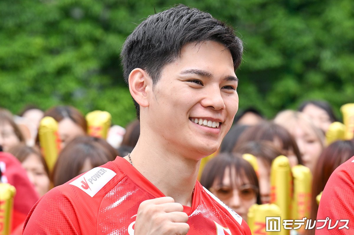 modelpress's tweet photo. 西田有志・石川祐希・髙橋藍「バレーボールネーションズリーグ 2026」開幕セレモニー会見出席

西田と髙橋がレシーブとトスで繋ぎ
石川がアタックを決める“始球式”実施🏐
https://t.co/irggD1HLrO

💭試合の朝のルーティンは？
石川「スケジュール通りに行動」
髙橋「歯磨き」
西田「ないっすね」 https://t.co/s2YxdP5sXH