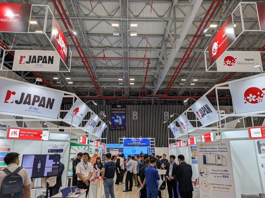 JETRO_info's tweet photo. ／
🏭 ベトナム最大級の製造業関連展示会「MTA Vietnam 2026」
ジャパン・パビリオンを設置します！
＼

7/1〜4にホーチミンで開催！ジェトロがジャパン・パビリオンを設置し、日本企業のベトナム市場へのビジネス展開を支援！

📈 なぜ今ベトナム？
 ・GDP成長率 8.02%
 ・※中国からASEANへ移管した進出日系企業のうち約51％がベトナムを選択
 ・※進出日系企業の今後1〜2年の事業拡大先としても56.1％でASEAN最多
👉 成長市場として急速に拡大中

✨ 注目ポイント
 ✔ グローバル・ニッチな技術力を持つ日本の中堅・中小企業26社が出展
✔ 海外ビジネス初挑戦企業向け「チャレンジスペース」を新設
👉幅広い企業に対し実践的な機会を提供

▼詳細はこちらをクリック
https://t.co/6Tthv8QNeK

※出典：ジェトロ
（ブースのイメージ図は暫定版のため、内容が変更となる可能性がございます。）

#JETRO #海外展開 #ベトナム #製造業 #MTAVietnam