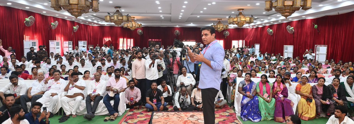 TPadmaRao's tweet photo. SIR ప్రక్రియను సమర్థంగా ముందుకు తీసుకెళ్లాలని, బూత్ స్థాయి సమన్వయాన్ని బలోపేతం చేయాలని, సభ్యత్వ నమోదును వేగవంతం చేయాలని KTR సూచన చేశారు.
ప్రతి అర్హుడైన ఓటరుకు న్యాయం జరగాలి, సభ్యత్వ నమోదును వేగవంతం చేయాలి, బూత్ స్థాయిలో పార్టీని మరింత బలోపేతం చేయాలి అని ఆయన పిలుపునిచ్చారు. https://t.co/K6gJZA24dj