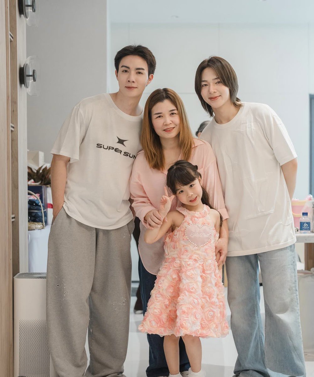 ununishappyy's tweet photo. พี่ซีถ่ายรูปกับแขกนุนิวเหมือนเป็นเจ้าภาพอีกคนเลยอะ 🫠 https://t.co/xal6L7qk6o