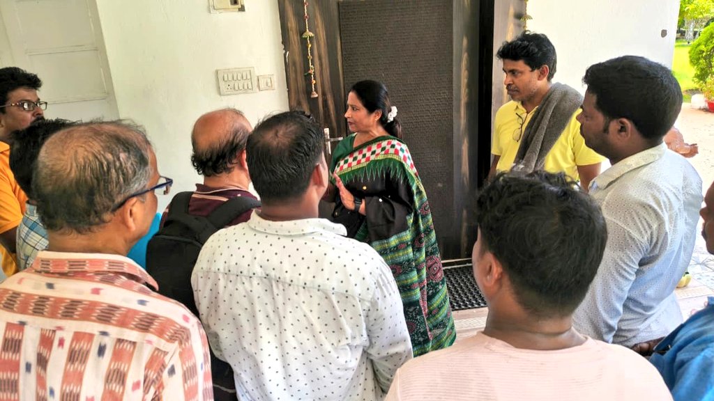 Sulochana_Apa's tweet photo. ଭୁବନେଶ୍ୱର ସି.ଆର୍.ପି. ଛକ ନିକଟସ୍ଥ ପ୍ରିୟଦର୍ଶିନୀ ମାର୍କେଟ କମ୍ପ୍ଲେକ୍ସର ବ୍ୟବସାୟୀ ମହାସଂଘର ସଦସ୍ୟମାନେ ଆଜି ସକାଳେ ମୋ ବାସଭବନରେ ସାକ୍ଷାତ କରି ମାର୍କେଟ କମ୍ପ୍ଲେକ୍ସର ବିଭିନ୍ନ ସମସ୍ୟା, ଭିତ୍ତିଭୂମିର ଉନ୍ନତି ଏବଂ ଆଧୁନିକୀକରଣ ସମ୍ପର୍କରେ ଆଲୋଚନା କରିଥିଲେ। ସେମାନଙ୍କ ପ୍ରସ୍ତାବ ଓ ଦାବିଗୁଡ଼ିକୁ ଗୁରୁତ୍ୱର ସହ ଶୁଣିବା ସହ ସମ୍ଭାବ୍ୟ ସମାଧାନ ଦିଗରେ ଆବଶ୍ୟକ ପଦକ୍ଷେପ ନେବାକୁ ଆଶ୍ୱାସନା ଦେଇଥିଲି। 
#PeopleFirst #ଭୁବନେଶ୍ୱର