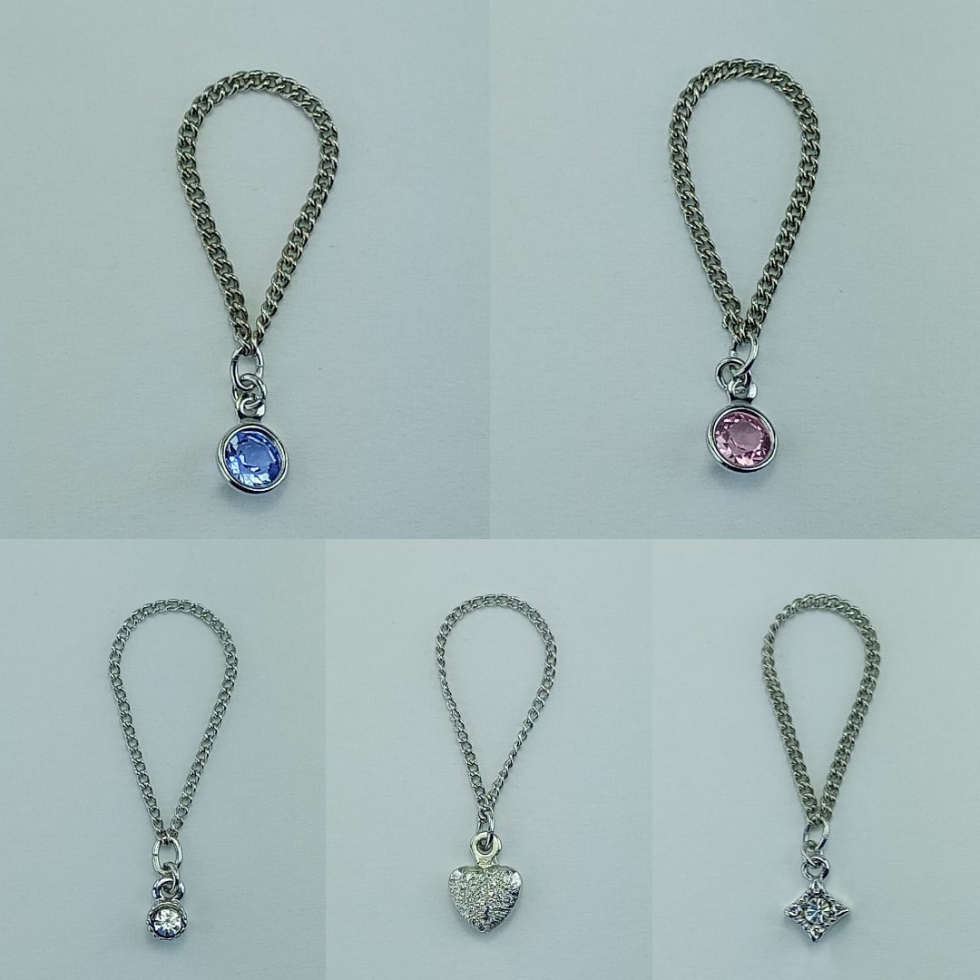 leather_master's tweet photo. 🍀AK-GARDEN【29】出展品紹介 第③弾

「ドール用ネックレス」

チャームが数種類あります
脱着はドールの頭を外してください
（カニカンの付け外しだと脱着が大変でした）

2026/6/14開催
【ディーラー名】マーガレットベア&amp;レザーマスター（共同出展）
【卓番号】4階Ｃ05,06

#akg29
#akgarden https://t.co/S3FZ5ZbYK1