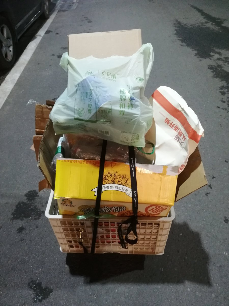 gdeason's tweet photo. A stranger stopped to help me pick up my scattered groceries when my bag ripped. Kindness turns chaotic moments warm. #SmallActsOfKindness https://t.co/b23q29nLQQ