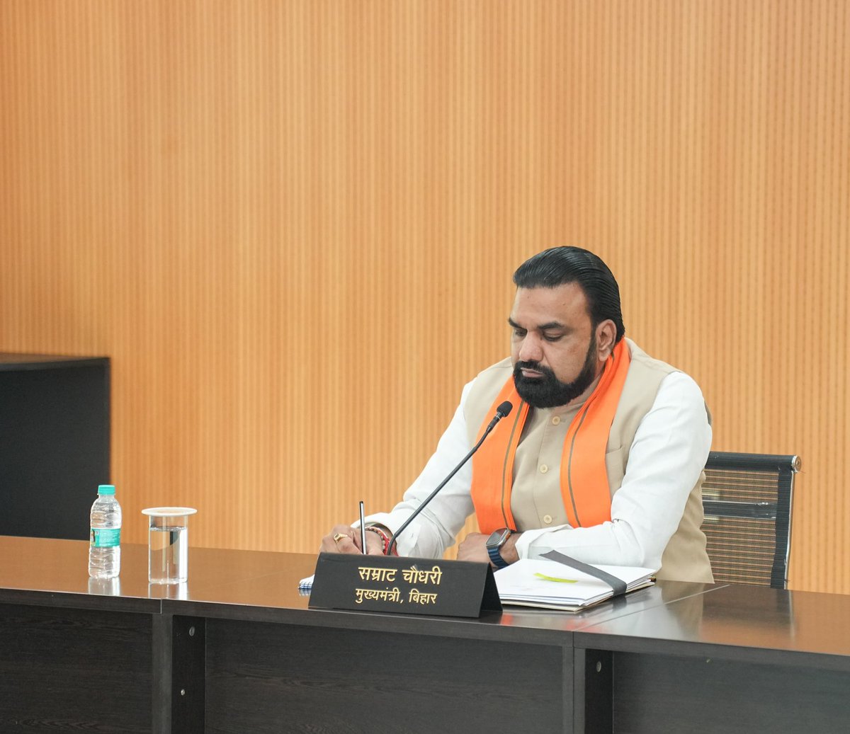samrat4bjp's tweet photo. 📍संकल्प सभागार, लोकसेवक आवास 

पथ निर्माण विभाग के साथ उच्चस्तरीय समीक्षात्मक बैठक कर विशेष निर्देश दिए:-

▪️सड़क एवं पुल निर्माण कार्यों में गुणवत्ता से कोई समझौता नहीं होगा।

▪️राज्य के अधीन सभी सड़कों एवं पुलों का गुणवत्तापूर्ण रखरखाव सुनिश्चित करने के निर्देश।

▪️सड़क एवं पुल परियोजनाओं के लिए धन की उपलब्धता में कोई कमी नहीं रहने देने पर जोर।

▪️सभी पुलों का नियमित निरीक्षण एवं सुरक्षा ऑडिट कराने के निर्देश।

▪️मुंगेर (साफियाबाद)–बरियारपुर–घोरघट– सुल्तानगंज–भागलपुर–सबौर 4 लेन गंगा पथ परियोजना को हाइब्रिड एन्युटी मॉड (HAM) के तहत कराने की कार्रवाई सुनिश्चित करने के निर्देश।

▪️सुरक्षित, सुदृढ़ एवं आधुनिक सड़क अवसंरचना के निर्माण हेतु सरकार प्रतिबद्ध।

#विकसित_भारत #समृद्ध_बिहार #Infrastructure #Connectivity