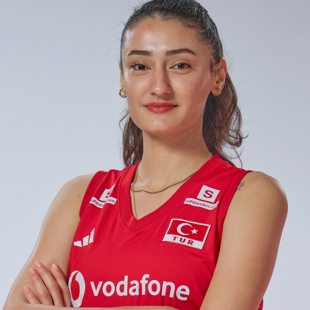 gibbybaris's tweet photo. 📌 Ayşe Çürük, Hollanda maçı kadrosuna dahil edilirken Saliha Şahin reserve oyuncu oldu

🇹🇷 Maç Kadromuz
🏐 Dilay - Buse
💥 Defne - Aylin - Beren
⚡️ Yaprak - İlkin - Ayşe
🙌 Deniz - Berka - Karmen - Ezel
🛡️ Eylül - Melis https://t.co/JsvzgdeKrA