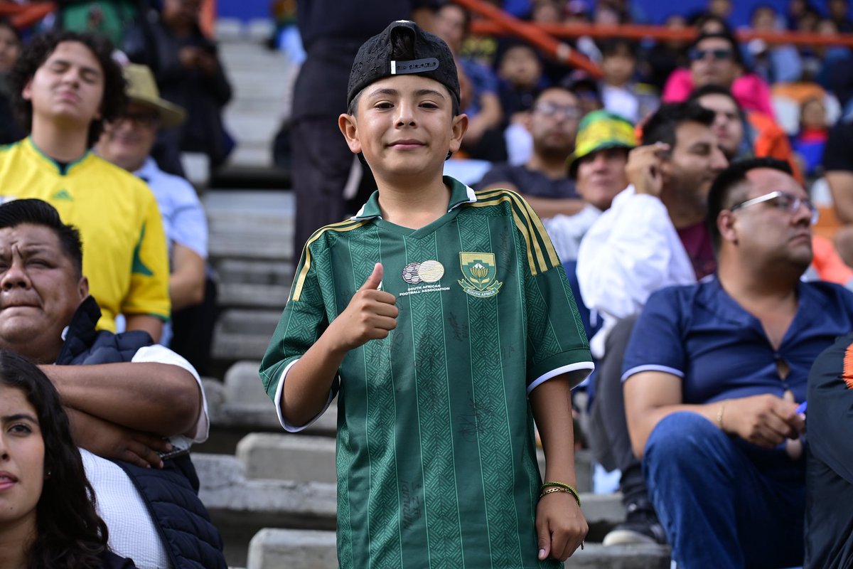 sahil_e_'s tweet photo. What a lucky kid! 

This Mexican fan of Bafana Bafana had his shirt signed by some  of our national team players! 🧒🇿🇦🇲🇽

He did say that he "loves Bafana, but wants Mexico to win the opening game" 😂 https://t.co/BwxjtuIEZH