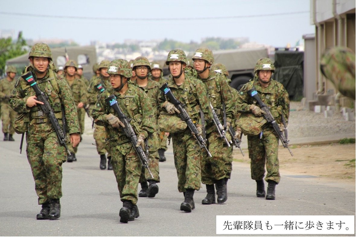 jgsdf_3d_36i's tweet photo. ３月に入隊した自衛官候補生は、１０ｋｍ徒歩行進訓練を実施しました。
駐屯地内で徒歩行進の基本的な要領を学ぶことができました。
入隊後約１か月が経過し、徐々に隊力も付き始め、しっかりとした足取りで訓練にとりくみました。 https://t.co/9tuiJB1Sb7