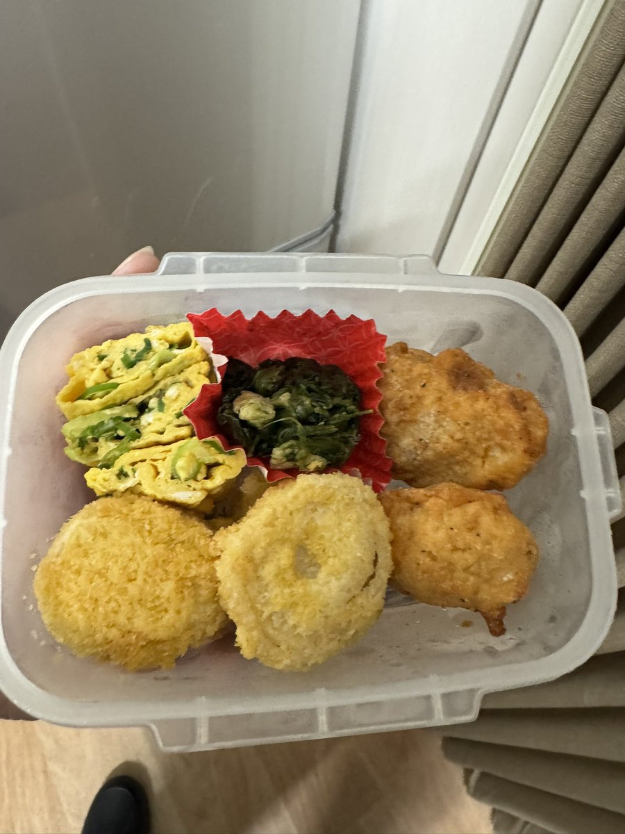 ocean04280506am's tweet photo. 職場に弁当人生27回目✨️

仕事大変やのに二日連続お弁当作ってくれた😳
おにぎりも買ってきてくれてたのに家に忘れてきた😱
お金がないってほんまにミジメで情けないって思う…
ちゃんと真面目に生きよう…… https://t.co/6VUIMXA5LG