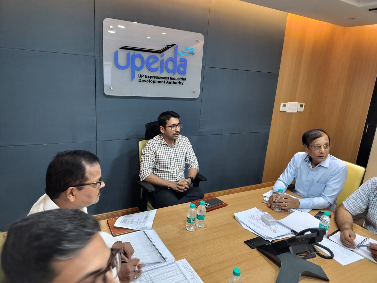 upeidaofficial's tweet photo. आज दिनांक 04.06.2026 को #यूपीडा के अपर मुख्य कार्यपालक अधिकारी, श्री शशांक चौधरी जी द्वारा पिकअप भवन स्थित यूपीडा मुख्यालय में बैठक आहूत की गई, जिसमें श्री चौधरी जी द्वारा निर्देशित किया गया कि #IMLC और #UPDIC से संबंधित जिन जनपदों में पहले से ही भूमि  क्रय/अधिग्रहण की कार्यवाही चल रही है वहां पर बहुशाखीय विशेषज्ञ समूह का स्थलीय निरीक्षण शीघ्र पूर्ण कराएं, इसके साथ ही द्वितीय चरण के जिन जनपदों में स्थलीय निरीक्षण हो चुका है वहां पर चिह्नित भूमि का गाटावार प्रस्ताव एवं दर अनुमोदन शीघ्र मंगवाकर अग्रिम कार्यवाही की जाए, इस बैठक में यूपीडा के अन्य अधिकारी भी उपस्थित रहे...
.
.
@CMOfficeUP  @UPGovt @ChiefSecyUP