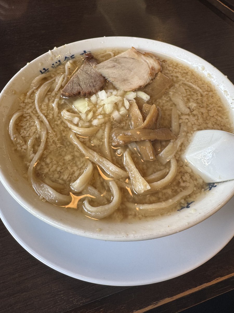 mgnet_office's tweet photo. もうすぐお昼にゃすね(=^･ω･^=)
オススメは杭州飯店さんの中華そばにゃす🍜
定期的に食べたくなりにゃす…

#燕背脂ラーメン https://t.co/mn60BdAxvr