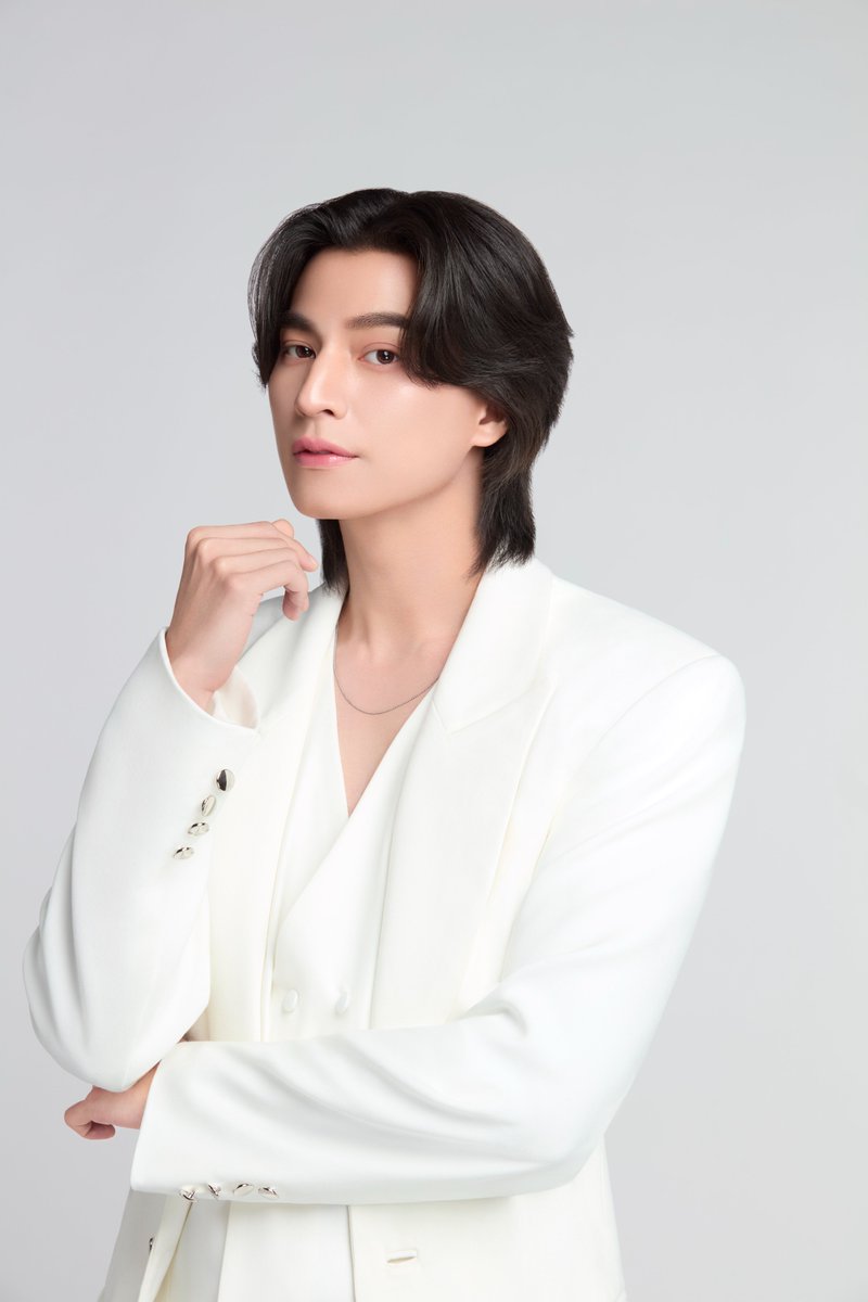 STARSOCIETY_TH's tweet photo. หล่อทะลุเลเซอร์! กลัฟ ปลุกเทรนด์หล่อ ผิวกลัฟสกิน นั่งแท่นพรีเซนเตอร์ผู้ชาย sewa คนแรก ผิวเป๊ะ
https://t.co/bQgtTTB6lJ
#sewa 
#SewaXGulf 
#Gulfkanawut 
#กลัฟคณาวุฒิ 
#sewathailand 
 #SewaTheNewPresenter 
#SewaCapsuleOilSerum 
#เซรั่มกันแก่ 
  เซอร์ไพร์สแบบสับๆ ต้อนรับเดือน Pride Month เฉลิมฉลองความหลากหลายทางเพศ sewa (เซวา) แบรนด์สกินแคร์ลูกครึ่งไทย-เกาหลีชื่อดังเจ้าของตำนาน “น้ำตบโสม 2,000 ปี” ที่ครองใจผู้บริโภคชาวไทยและได้รับการตอบรับจากลูกค้าทั่วโลกมาอย่างต่อเนื่อง ก้าวข้ามขีดไร้จำกัดทางเพศ ภายใต้แนวคิด “Skin Has No Gender” ส่งต่อแนวคิดการมีผิวสุขภาพดีเป็นเรื่องของทุกคนและทุกเพศทุกวัย เปิดตัวพรีเซนเตอร์ผู้ชายคนแรกแบบเต็มรูป คว้าพระเอกสายละมุนสุดฮอตระดับโกลบอล 
 “กลัฟ คณาวุฒิ ไตรพิพัฒนพงษ์” เดินหน้าขยายพอร์ตโฟลิโอสู่ตลาดสกินแคร์พรีเมียม นั่งแท่นพรีเซนเตอร์ เซรั่มแคปซูลออย “Sewa Ultimate Recovery Capsule Oil Serum” นวัตกรรมออยล์เซรั่มเพื่อการฟื้นฟูผิว ยกกระชับ และกระชับรูขุมขน ในฐานะพรีเซ็นเตอร์คนใหม่ของแบรนด์ สะท้อนภาพลักษณ์คนรุ่นใหม่ที่ใส่ใจการดูแลผิวและสุขภาพความงาม พร้อมเทรนด์ผิวใหม่ Get your GULF Skin ผิวกลัฟสกินปฏิวัติการดูแลผิวร่วงโรยด้วยนวัตกรรม Capsule Oil Tech จาก Sewa หรือชื่อสามัญจำง่ายว่า เซรั่มกันแก่ ที่มาพร้อมนวัตกรรม PORE LASER ™ เอกสิทธิ์สุดปังจากเซวา พร้อมดูแลตรงจุดทุกปัญหาผิว
    ร่วมค้นพบมิติใหม่ของการฟื้นบำรุงผิว และติดตามทุกกิจกรรมพิเศษกับพรีเซนเตอร์งานดีย์ต่อใจไปกับ “กลัฟ คณาวุฒิ“ และ Sewa Ultimate Recovery Capsule Oil Serum นวัตกรรมแคปซูลออยล์เซรั่มจากเกาหลี ติดตามข้อมูลข่าวสาร-สั่งซื้อสินค้าได้ที่ https://t.co/FFIywfJ55G, Instagramหรือ Line OA : @sewathailand และ Sewa Official บนแพลตฟอร์มออนไลน์ทุกช่องทาง และร้านค้าชั้นนำทั่วประเทศ