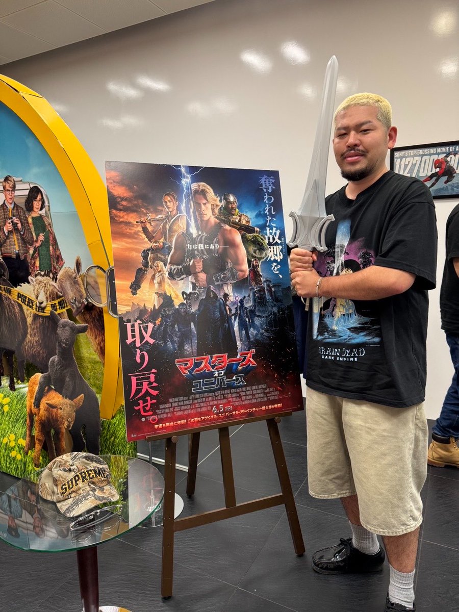 shingrass's tweet photo. 「マスターズ・オブ・ユニバース」試写でお先させていただきました。日本人からしたらど〜っかで見たことある最古のアメリカっぽいヒーロー達が、次々とスクリーンの中で暴れ回る！記憶の中のトイザらスが笑顔で胸ぐら掴んでくるような濃すぎる2時間半！MCUやDCUの遙か彼方で燦然と輝く！！
6/5公開！ https://t.co/TrY6DxthL9