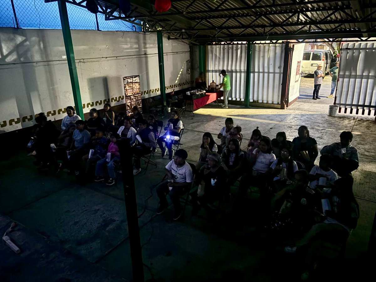 Dolores_PL's tweet photo. 🎬🍿 ¡Muchas gracias, queridas vecinas y queridos vecinos de la colonia José López Portillo, en nuestro querido #Distrito4 de #Iztapalapa! ❤️🏘️

Gracias por su asistencia a una tarde de convivencia, alegría y entretenimiento en “Cine en tu Colonia”. 🌟🎥 Su entusiasmo y participación hacen posible que sigamos fortaleciendo los lazos comunitarios y recuperando los espacios públicos para el encuentro de las familias. 👨‍👩‍👧‍👦✨

Seguiremos trabajando cerca de ustedes, llevando actividades culturales y recreativas que contribuyan al bienestar de nuestra comunidad. 🤝💜🌷🎞️

#DoloresPadierna #CineEnTuColonia #AmorAlPueblo  🎬🍿💜