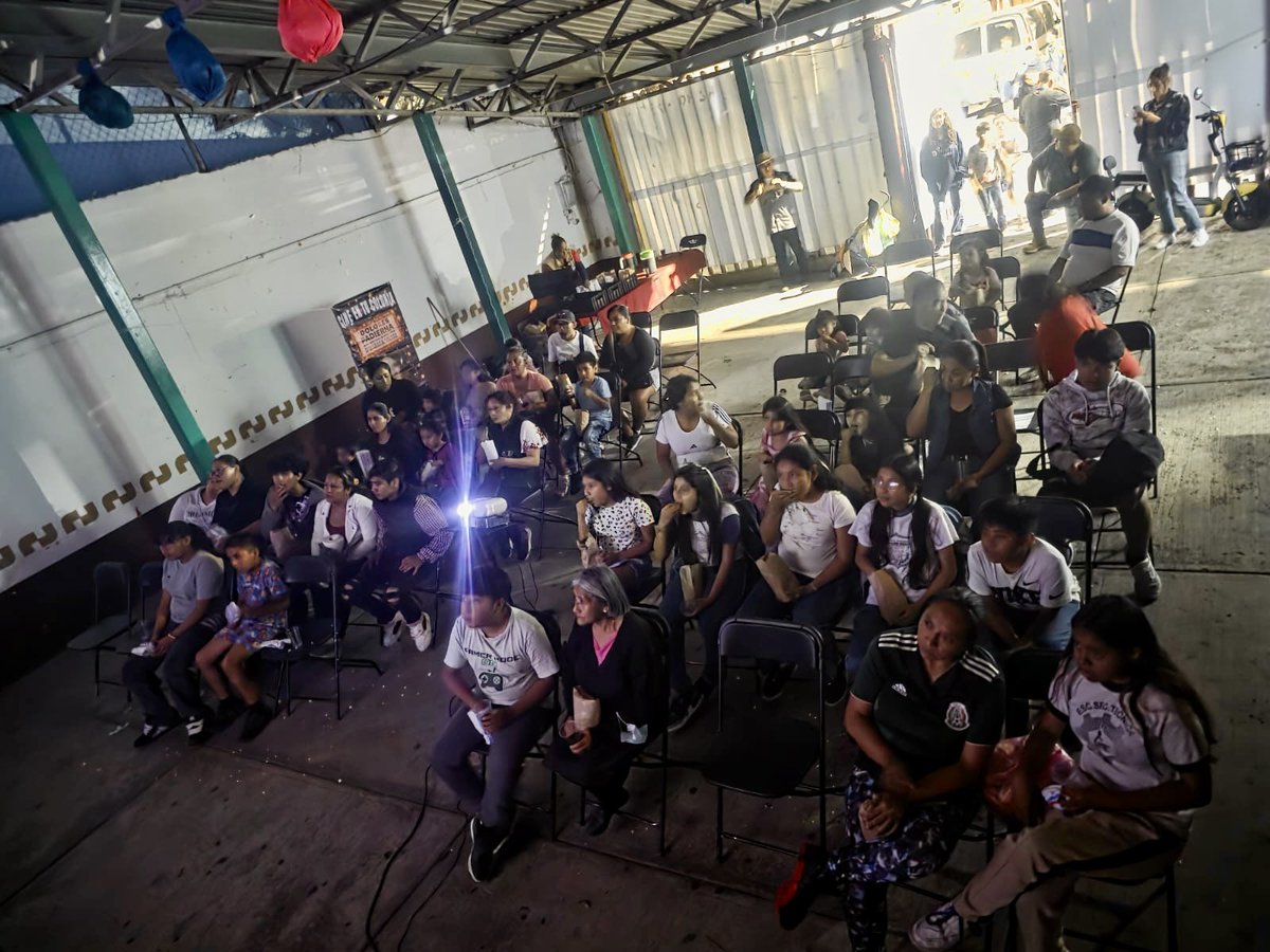 Dolores_PL's tweet photo. 🎬🍿 ¡Muchas gracias, queridas vecinas y queridos vecinos de la colonia José López Portillo, en nuestro querido #Distrito4 de #Iztapalapa! ❤️🏘️

Gracias por su asistencia a una tarde de convivencia, alegría y entretenimiento en “Cine en tu Colonia”. 🌟🎥 Su entusiasmo y participación hacen posible que sigamos fortaleciendo los lazos comunitarios y recuperando los espacios públicos para el encuentro de las familias. 👨‍👩‍👧‍👦✨

Seguiremos trabajando cerca de ustedes, llevando actividades culturales y recreativas que contribuyan al bienestar de nuestra comunidad. 🤝💜🌷🎞️

#DoloresPadierna #CineEnTuColonia #AmorAlPueblo  🎬🍿💜
