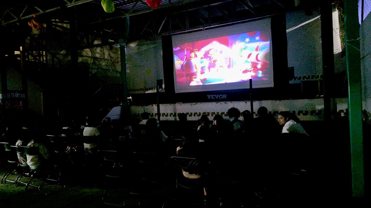 Dolores_PL's tweet photo. 🎬🍿 ¡Muchas gracias, queridas vecinas y queridos vecinos de la colonia José López Portillo, en nuestro querido #Distrito4 de #Iztapalapa! ❤️🏘️

Gracias por su asistencia a una tarde de convivencia, alegría y entretenimiento en “Cine en tu Colonia”. 🌟🎥 Su entusiasmo y participación hacen posible que sigamos fortaleciendo los lazos comunitarios y recuperando los espacios públicos para el encuentro de las familias. 👨‍👩‍👧‍👦✨

Seguiremos trabajando cerca de ustedes, llevando actividades culturales y recreativas que contribuyan al bienestar de nuestra comunidad. 🤝💜🌷🎞️

#DoloresPadierna #CineEnTuColonia #AmorAlPueblo  🎬🍿💜