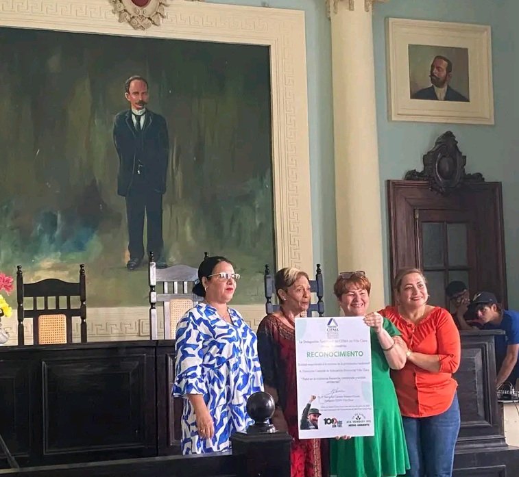 MariaC_Velasco's tweet photo. Acto por el Día del Medio Ambiente en #VillaClara Provincia Destacada #5deJunio. Momento de celebración de #95DeRaul Reconocidas instituciones, organismos y personalidades Muchas felicidades!! #VillaClaraConTodos comprometidos, motivados y avanzando. https://t.co/gRzTA3zLn6