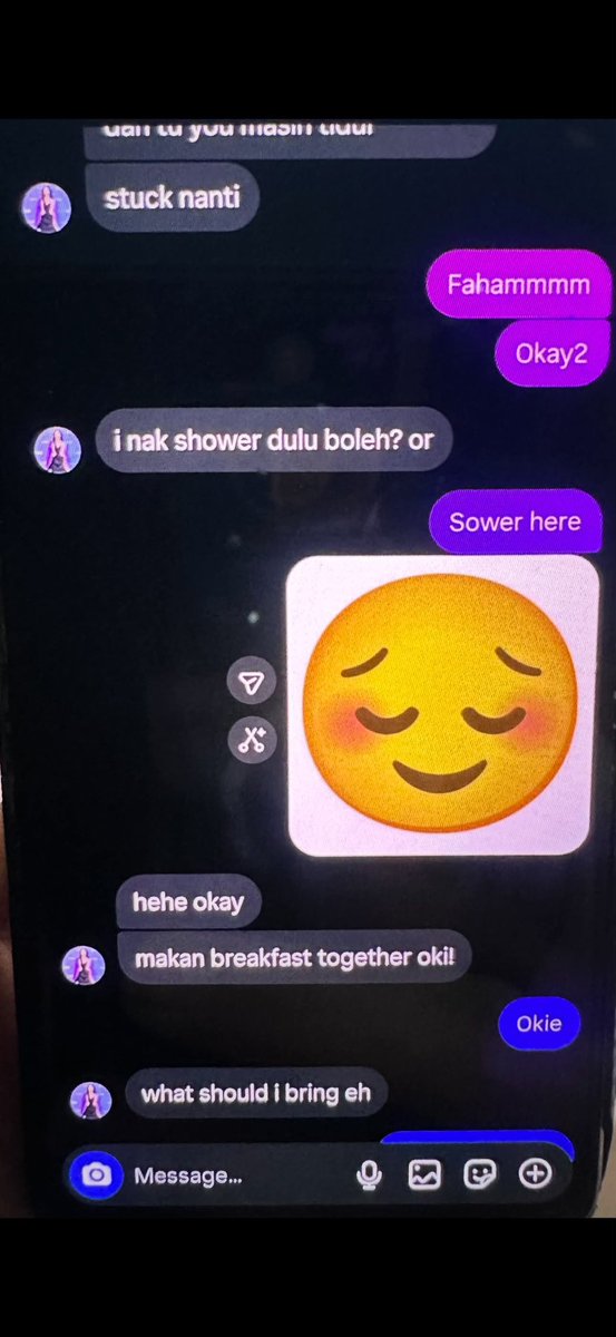 twtbiy's tweet photo. Kemain kau eh Sarah Yasmine, Niezam zaidi pun kau sondol. Apa benda conversation siap nak bawa cadar ni. https://t.co/1G5rZPxRDP