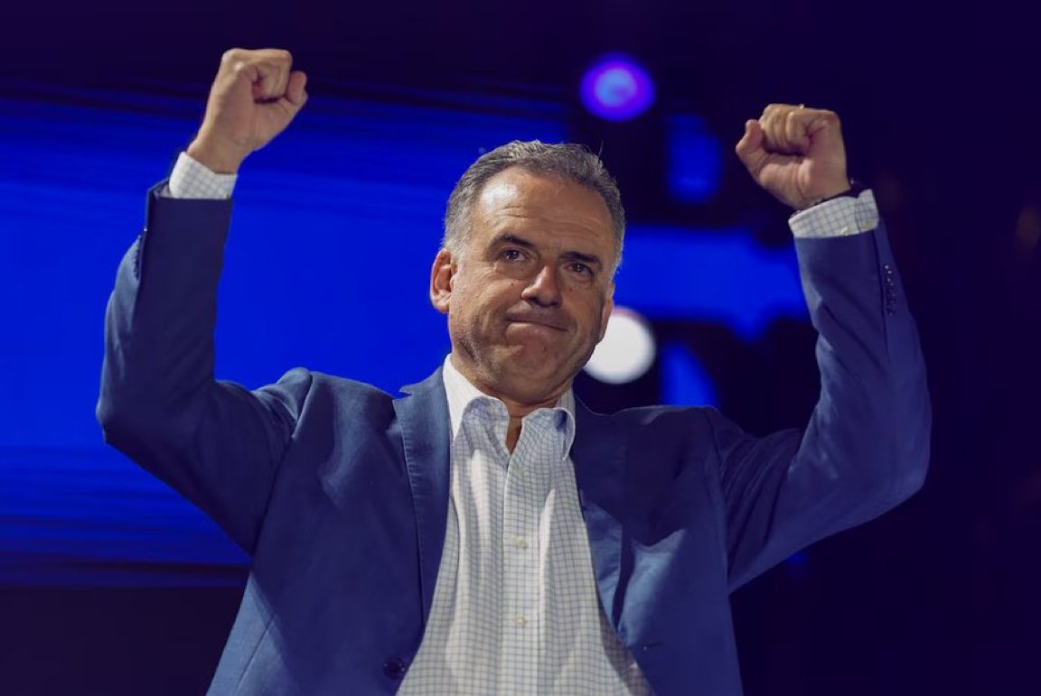 Hambrook7's tweet photo. 🚨 AHORA 🚨

El presidente Yamandú Orsi donará a la Asociacion de Sordos Del Uruguay el parlante JBL que compró en el ciber lunes para escuchar la última de Laura Canoura.

Dicen que vio que era el ciber lunes y se tiró de cabeza a él descuento https://t.co/AeCOdYuRdF