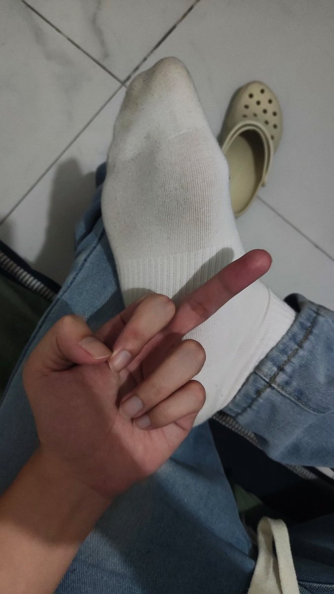 RedSdom08's tweet photo. 广东太热了，随便穿两天味道就特别大🤮但是越臭，傻逼就越喜欢，甚至闻到这种味道就会自动变成一条无脑的贱畜，只想跪在爹的面前发骚
#白袜 #直男s #直男崇拜 #傻逼男同 #报销奴 #无脑上贡 #绿帽王八 https://t.co/Ugc732y0sC