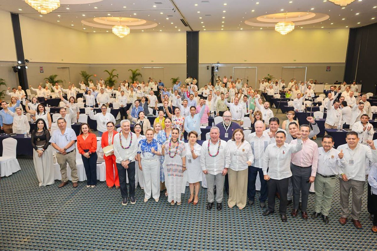EvelynSalgadoP's tweet photo. En Ixtapa, inauguré el XLIX Consejo Nacional Ordinario de Dirigentes del Sindicato Nacional de Trabajadores de la Secretaría de Salud. 🏥🤝

Fue un gusto recibir en este destino turístico a las y los representantes de este importante gremio, cuya labor es fundamental para garantizar la atención y el bienestar de las familias mexicanas. Les reconozco su vocación, compromiso y entrega. 

Desde Guerrero seguimos sumando esfuerzos, para fortalecer un sistema de salud más humano, cercano y eficiente para todas y todos.