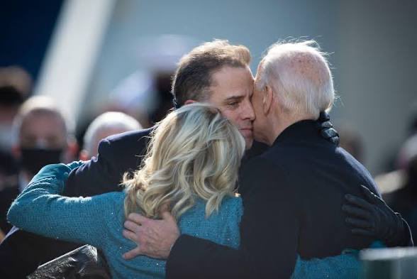 LovelyMsNet's tweet photo. @OccupyDemocrats Sad MAGAs r so jealous of Bidens who have morals!

There r no photos from the Trump crime family demonstrating love within like @JoeBiden &amp; his family. 

Dare MAGA show photos of @realDonaldTrump loving on his own kids! @HunterBiden @K_JeanPierre @jaketapper https://t.co/5crgUCr4rB
