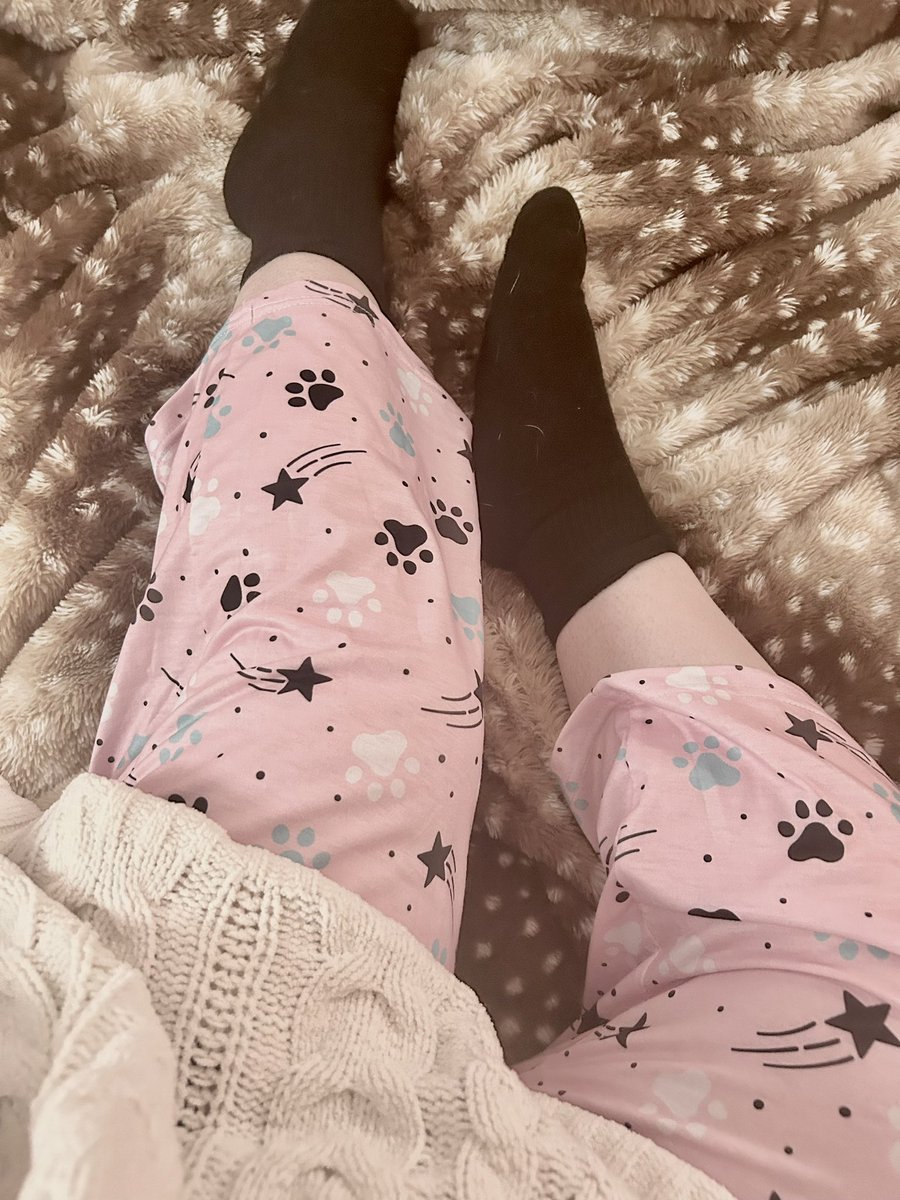 aveavie's tweet photo. true kittygirl pajamas 🐈🐾💕 https://t.co/m8cTGvQWfp