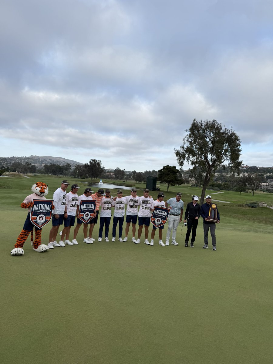 naaman_smith's tweet photo. Such an amazing group. National Champions!! Woot woot! War Damn https://t.co/PWdv7918Rm