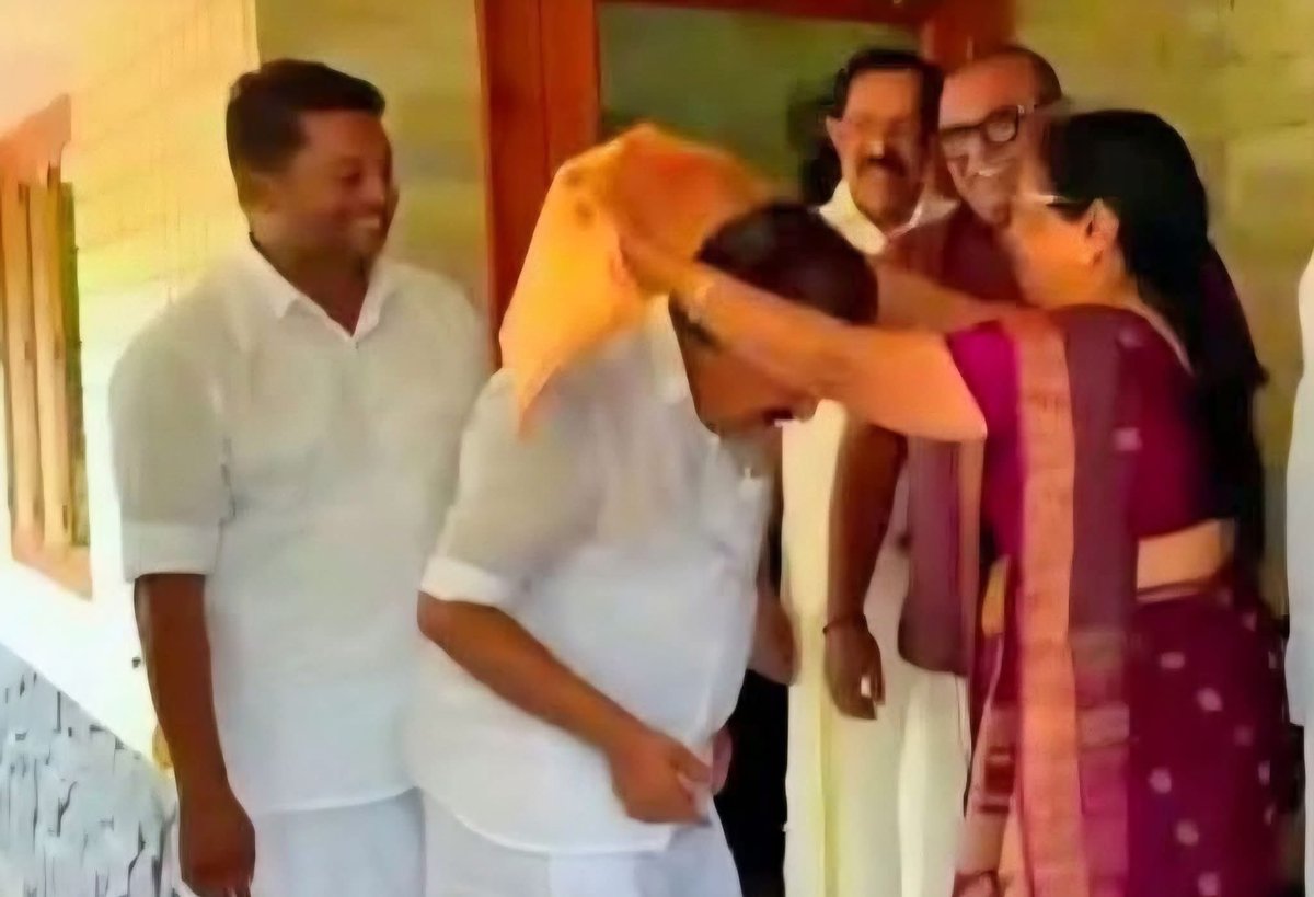 ambath's tweet photo. 'നോക്കൂ അജിംസേ...
കൗതുകങ്ങൾ തീരുന്നില്ല..!!'

സംസ്ഥാനത്തിന്റെ ആഭ്യന്തര മന്ത്രിയാണ് 
ആലപ്പുഴയിലെ RSS ക്യാമ്പിലെ അദ്ധ്യക്ഷയുടെ മുമ്പിൽ പോയി കുനിഞ്ഞു നിന്ന് കാവി ഷാൾ പുതക്കുന്നത്...
💚💚💚 https://t.co/WCbMsYh2v3