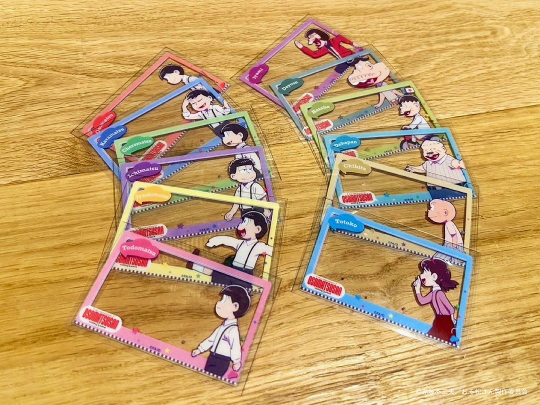 osomatsu_PR's tweet photo. /／
🎬️6/6(土)～11日(木) #おそ松さん 期間限定上映グッズ
「ランダムクリアカード」（全12種）のご紹介✨️
\＼

楽しい写真が撮れそうなクリアカード📷️
誰が出てくるかは開けるまでのお楽しみ👀✨

#おそ松さん6DAYS https://t.co/IVmzIVBICE