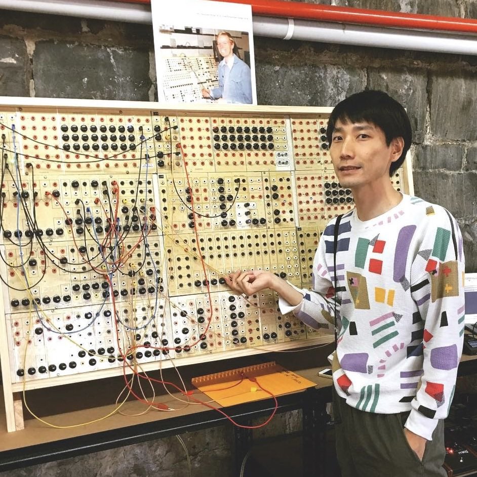 exprms's tweet photo. ヒカシュー結成メンバーであり、環境音楽のレジェンド的存在であもあるイノヤマランドとしても世界的な再評価を受ける山下康と、音響現象をテーマに国際的な美術・音楽活動を展開するASUNA。旧知の関係から実現した貴重なデュオパフォーマンスが新潟でまさか奇跡の実現！！
https://t.co/fEMSkdK1q6 https://t.co/URWJZ2OeNi