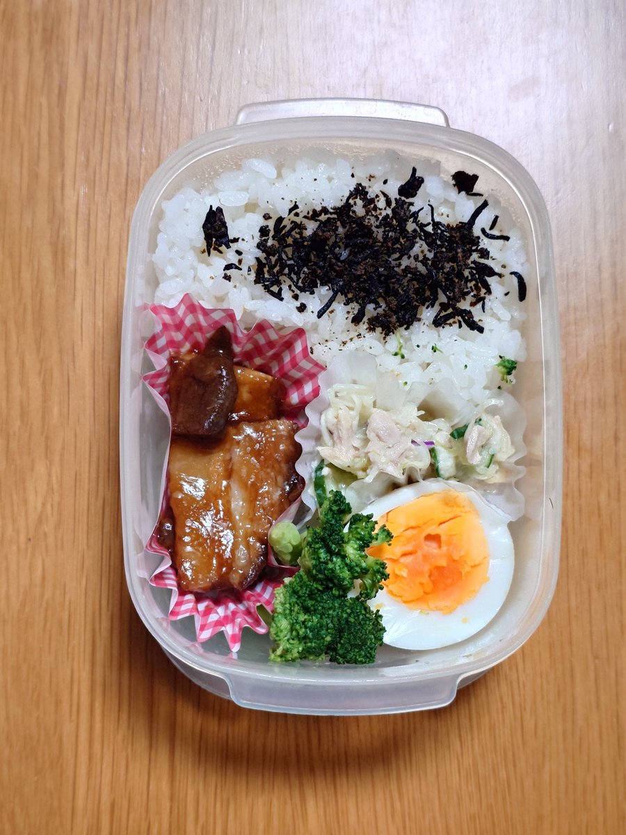 rit_leile's tweet photo. #お弁当記録
#3品弁当
・ごはん（ひでき）
・豚のてりやき（チルド）
・ツナサラダ
・ゆでたまご
・ブロッコリー
しっかり食べて午後も頑張る！ https://t.co/EtsAqdt1yb