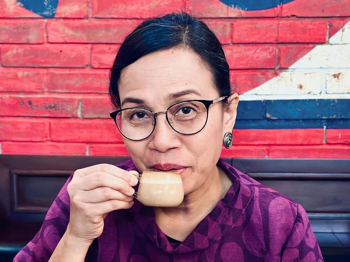 ArvinHonami's tweet photo. Kata Bu Sri Mulyani: "gimana penak jamanku to?" 

Sambil minum kopi di Amerika dan Gajinya Dollar 🤣 https://t.co/677wRUJWSc