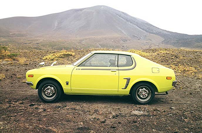 cobby_jp's tweet photo. ギャランクーペFTO（1971〜1975）
1.4〜1.6Lクラスに位置するギャランGTOの弟分的存在。ギャランシリーズとの共通部品が多く、コンパクトなボディに対してドアが長く見える独特の外観となった。「FTO」は「Fresh Touring Omologato」の略で、後に1990年代にそのモデル名が復活する。COBBY https://t.co/47bB2dXYyR
