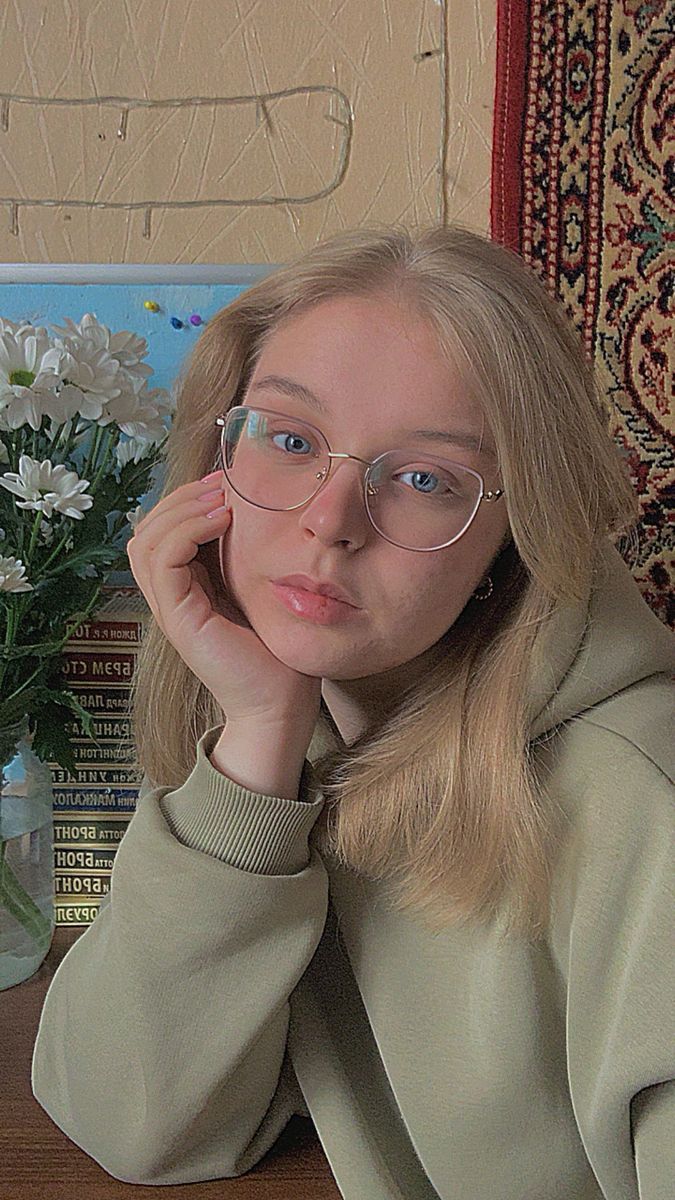 Minha3310's tweet photo. Do you like glasses girl?? https://t.co/xjO7hbGcO1