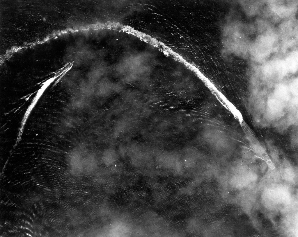 JR1SSP's tweet photo. 6月4日の写真
航空母艦　赤城
日付　1942年6月4日
��所
撮影　米軍
状況　ミッドウェー海戦、随伴艦は野分？

https://t.co/r82AVNXXl9 https://t.co/iXP0TIxkBy