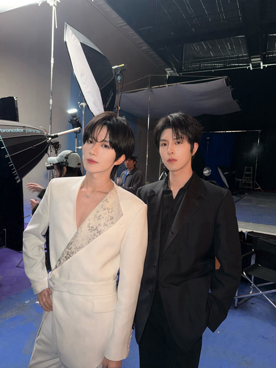 Jinelipuka's tweet photo. ไม่ใช่เบ้าหน้าความหล่อของหวงซิงที่ระบุโพชัด คือไหล่กว้าง ไหปลาร้าโคตเส้กสี พอใส่สูทคอลึกแล้วหล่อจนจะตราย รวมกันออกมาเป็นสามีคนข้างมาก ๆ ยิ่งยืนข้างกันอีกคนยิ่งเคะระเบิด ตาแป๋ว ปากจิ้มลิ้ม ไร้เดียงสามาก จะไม่ให้บ้าโพได้ไงส่งขนาดนี้ ㅠㅠㅠㅠㅠ https://t.co/LfdBbW1xqW