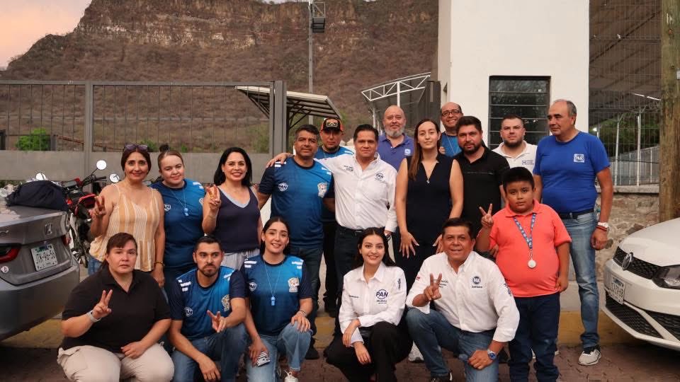 jpablocolin's tweet photo. Hoy acompañamos a nuestra amiga y presidenta municipal de San Cristóbal, Karina Guzmán, en el Mundialito PAN. ⚽️
Una muestra más de que cuando gobierna el PAN, se gobierna pensando en las familias y en la comunidad. https://t.co/fz06khseDS
