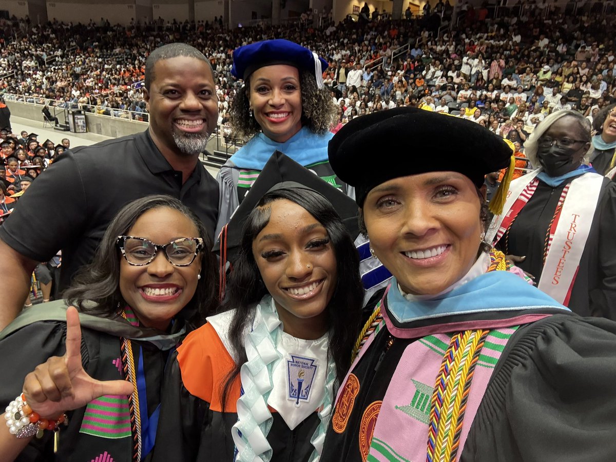 CherishPipkins's tweet photo. Congrats to The Class of 2️⃣0️⃣2️⃣6️⃣ and to one of #ThePips
High school diploma ✔️
Associate degree ✔️
State Champion ✔️
Top 20 graduate ✔️
National Honor Society ✔️
Scholarships earned ✔️
Grit developed ✔️
Thank you @LancasterISD
🧡🎓🧡🎓🧡 https://t.co/TLbbI059B9