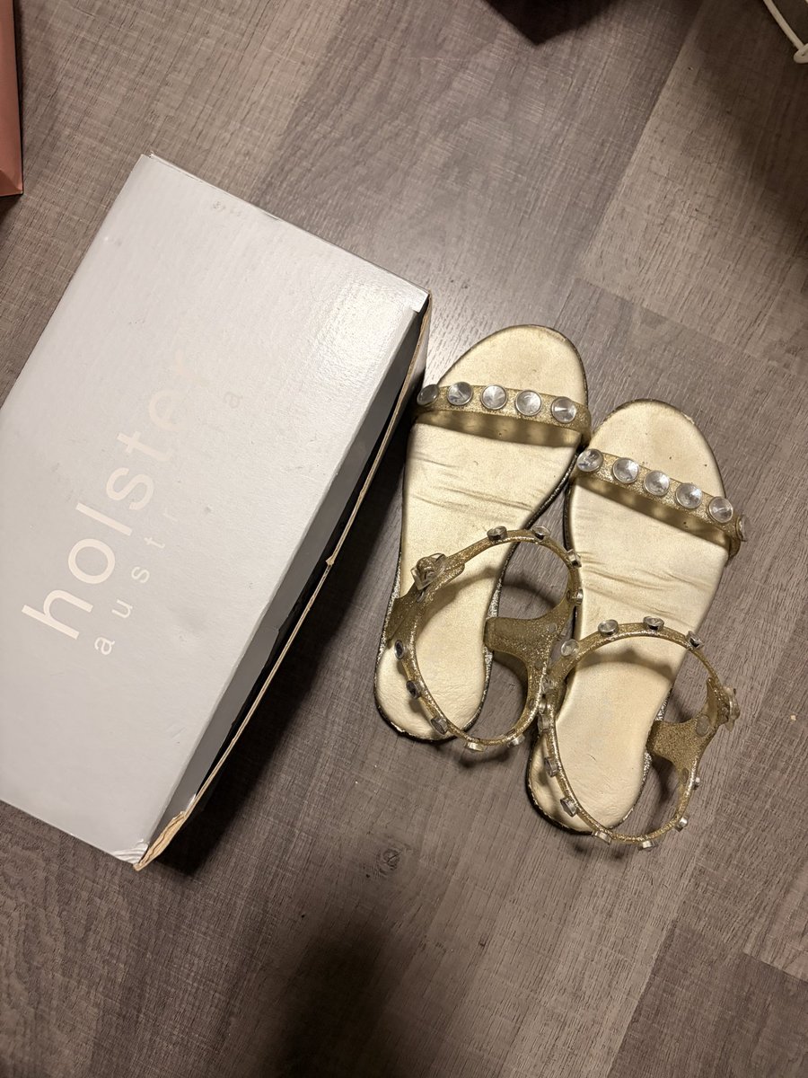 babymoon_b's tweet photo. ส่งต่อ holster halo glitter  size 37 มีตำหนิ พื้นเปิด ติดเหลือง มีกล่องให้ครบ นัดรับ ปิ่นเกล้า 300 รวมส่ง
#holsterมือสอง #holsterthailand #Holster #รองเท้ามือสอง #ส่งต่อ #ส่งต่อholster #ส่งต่อรองเท้ามือสอง #ส่งต่อรองเท้า https://t.co/Vfe3GnCp11