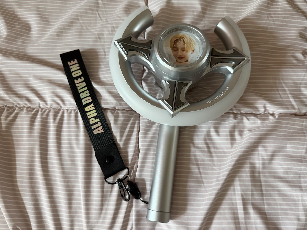 leeeeewonsang's tweet photo. 🎁 알디원 중콘(6/13) 나눔 🎁
응원봉에 손목 스트랩이 없어서 제작한건데 
나눔을 조금 해드릴 수 있을 것 같아요.
중콘 현장에서만 나눔 합니다. 

📮RT &amp; FOLLOW 해주시고 DM 주세요 
🧡 상원이 최애 우선 
🧡 맞나눔 좋아요 https://t.co/48myCAs3Ww