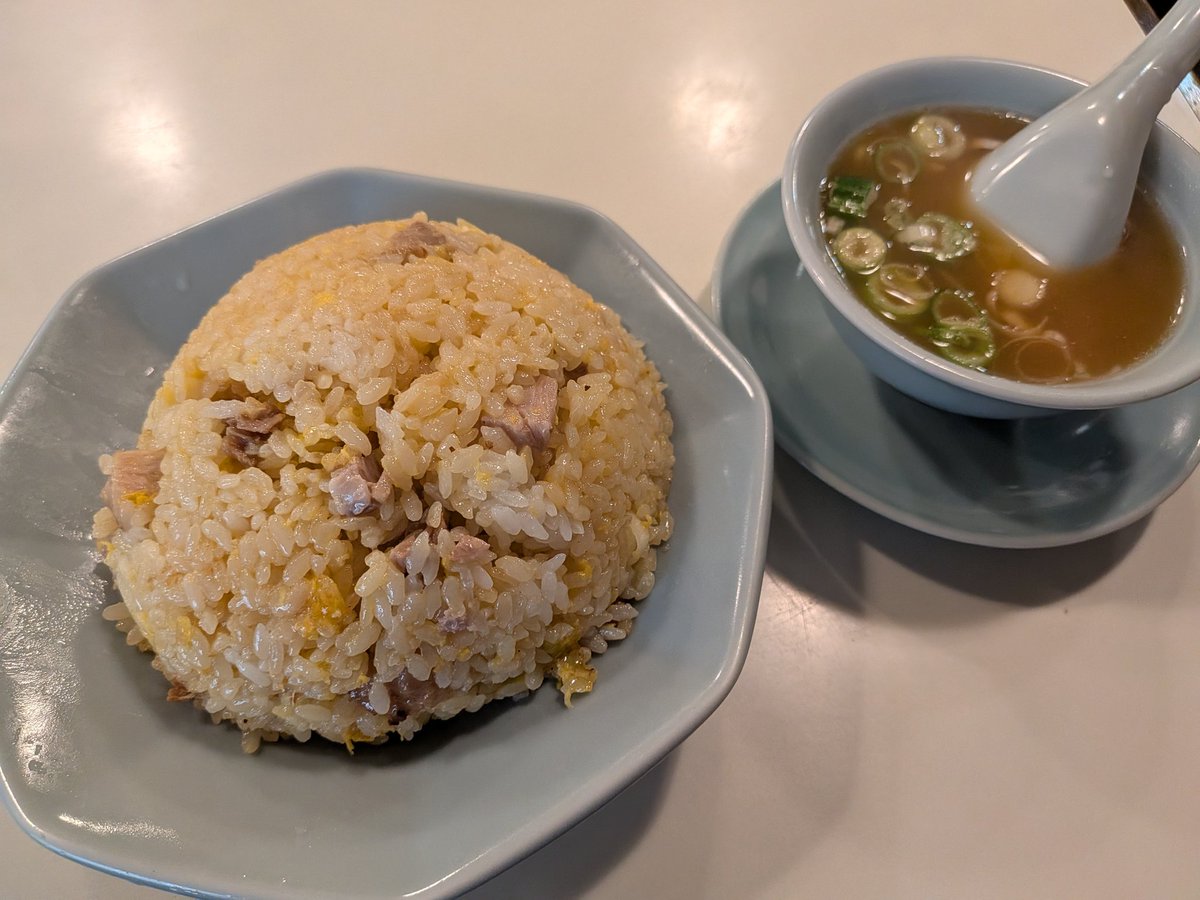 engawaparty's tweet photo. 神楽坂の龍朋のチャーハン！！うますぎ！！テイクアウトも買ったぞ！
メルベイユも買ってしまった
今からグッズを買って一番くじを引くやつの行動じゃなさすぎる https://t.co/bOgzsvM5kY