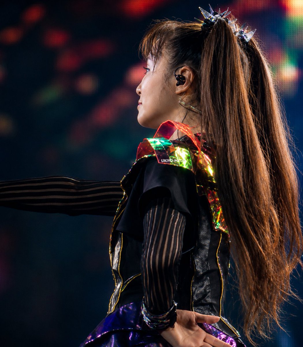 Ukiyometal_'s tweet photo. 最初は衣装ばかり見ていたけど、髪型も結構変わった気がする✨
以前みたいな毛先のウェーブが少なくて、今はかなりストレート。
そのおかげで髪がもっと長く見えるし、大人っぽい雰囲気になった気がする🐨🌸

#BABYMETAL #MOAMETAL #SwedenRockFestival #BABYMETALWORLDTOUR2026 #MOAちゃん https://t.co/lxkdQ6BsBF