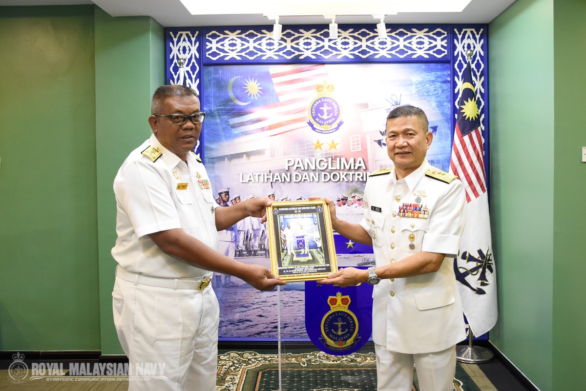 MPLD_TLDM's tweet photo. Lumut, 3 Jun 26 – Panglima Latihan dan Doktrin TLDM, Laksamana Muda Kamaruddin bin Omar telah menerima kunjungan hormat daripada Asisten Ketua Staf Kejuruteraan Laksamana Muda Dato' Ir. Ts. Hj Mohd Shaiful Adli Chung bin Abdullah.
#TLDM#mpldtldm#SediaBerkorban https://t.co/gNGb7TzebV