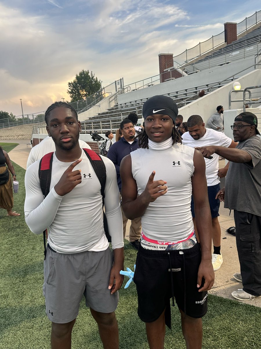 2030KeithWhite's tweet photo. Some pics with some of the guys from tonight’s event.@djLandor2pointO @JeremyJohnsonII @Marchen44 @TXRecruits @PrepRedzoneTX @FBUcamp @UANextFootball #2030 https://t.co/olir9NuUJv