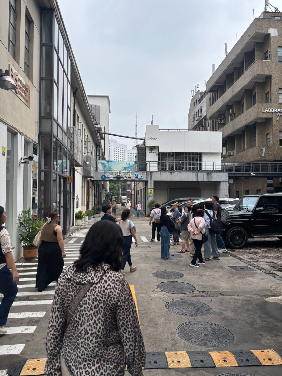 MEmofac's tweet photo. オフィスのあるM50は観光地でもあるので、この時期は朝から団体ツアーが来たりします。朝から来てもギャラリーの大半は午後から開店。ツアーの都合なのだろうか、それとも午前中は開いていないことを知らない旅行代理店なのだろうか。折角なら大体のギャラリーが開いてから来て欲しいな。 https://t.co/huHzq6xySE
