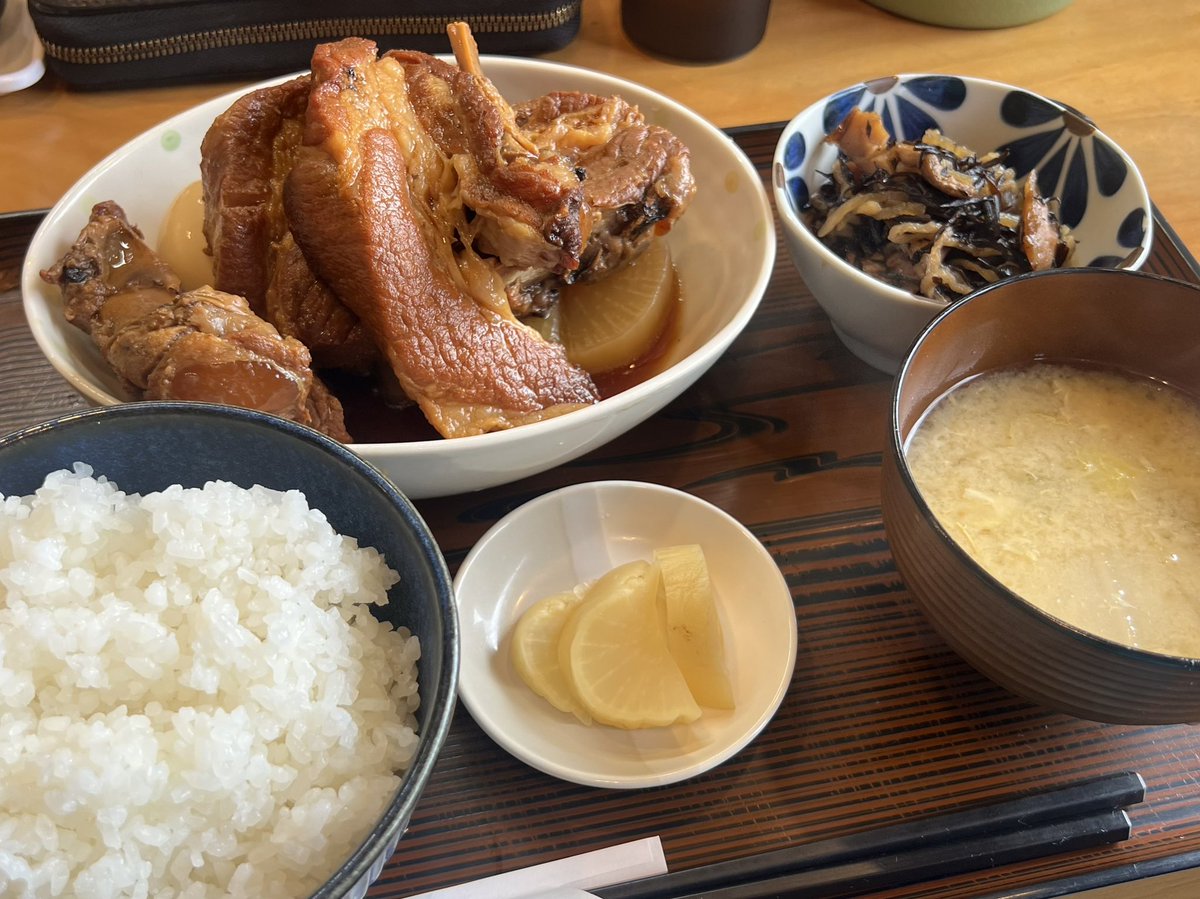 EBIpace's tweet photo. つくば市上ノ室　定食くぅべ

スペアリブ定食

まわり田んぼなのに行列店

出てきた瞬間　量が凄すぎて引いた…🍖

次回来る機会があれば大食いの人と来ます

食後のデザートに狙っていた近場のWednesday！クレープも腹パン過ぎて断念しました。

美味しかった〜♬

ご馳走様でした☺️♪☆☆☆☆☆ https://t.co/4FLHPl6dHC