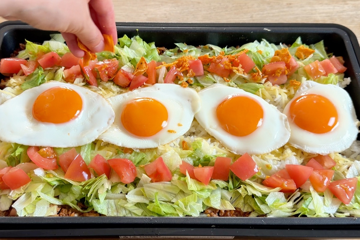 cocrecoOfficial's tweet photo. 【父の日レシピ：豪快タコライス🌮】

ホットプレートを使うとあっという間にパーティーメニューの出来上がり！

父の日は家族で集まってワイワイ盛り上がろう💫

大人気インスタグラマーが教えるおいしい簡単レシピ📝↓↓
https://t.co/gV5mEAj6V1 https://t.co/YnEa6j0URn