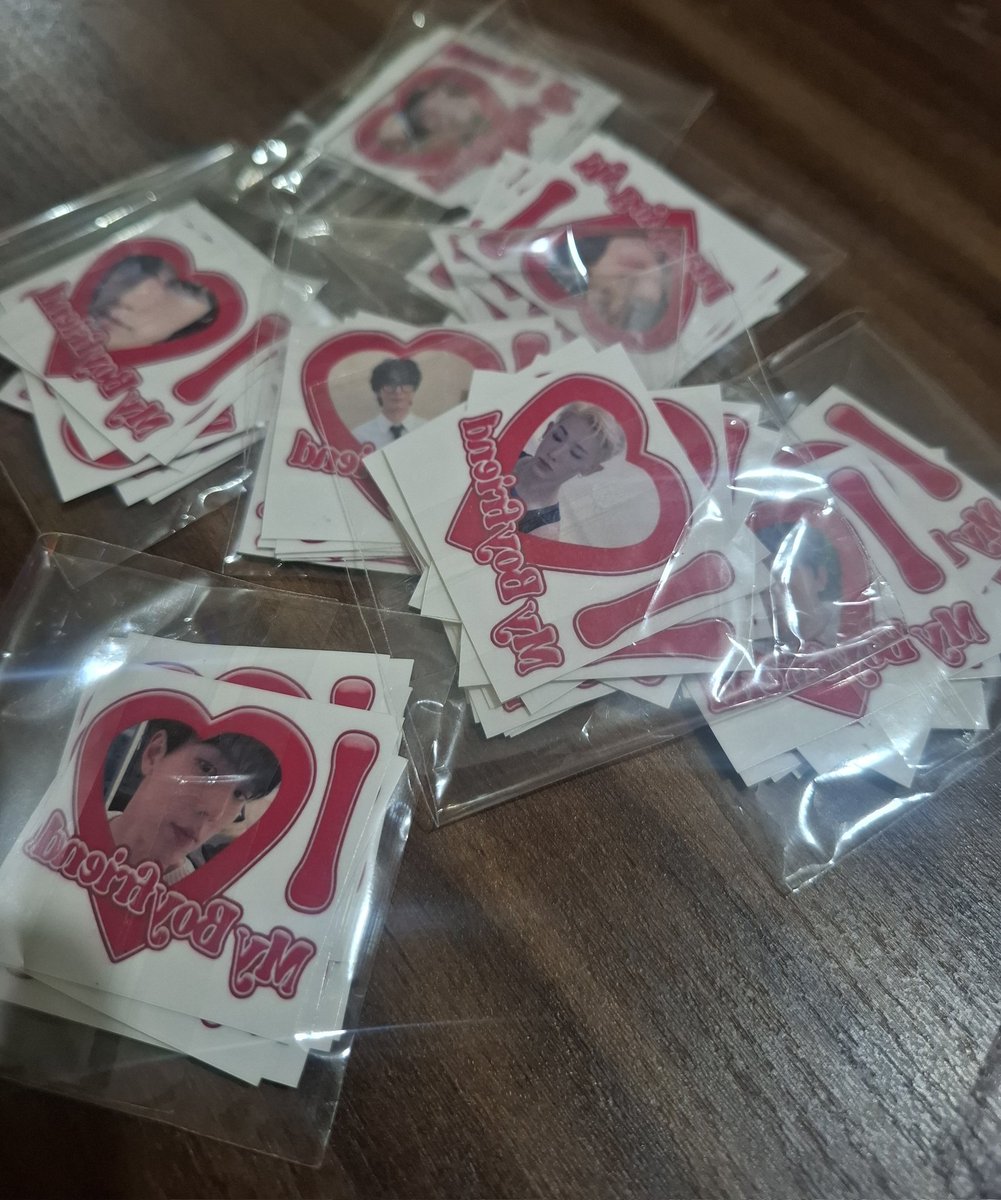 teamosakuya's tweet photo. llegaron mis freebies para ver a monsta x mañana!! Si ven a una mona preguntando si kieren q les ponga un tatuaje d su bias q sepan que es teamosakuya https://t.co/6wrvqhnglA