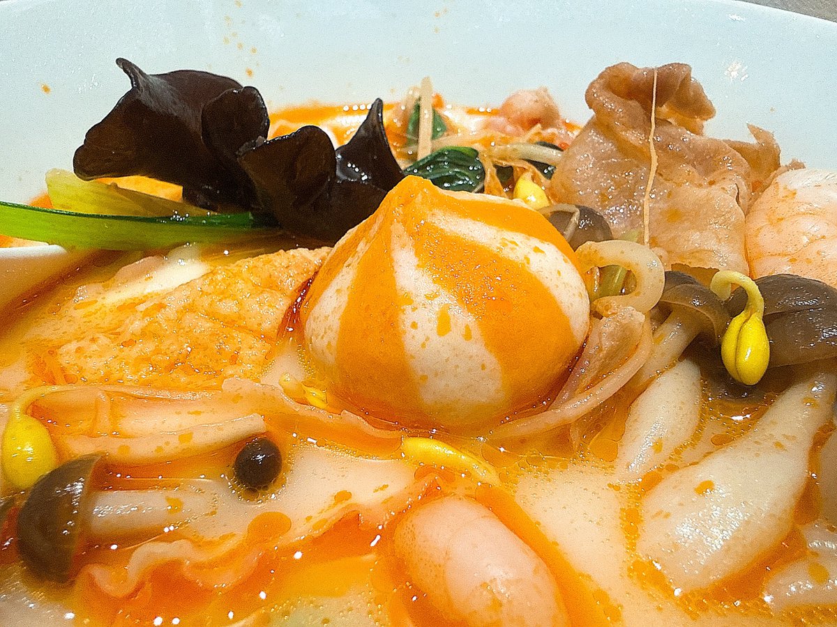 PowderToSuke's tweet photo. 日本で流行ってると聞いたもんで
初の麻辣湯食べに緊急帰国ε=ε=

これ桃饅だと思ったら違ったわ😓 https://t.co/Rq9KiPvNRY