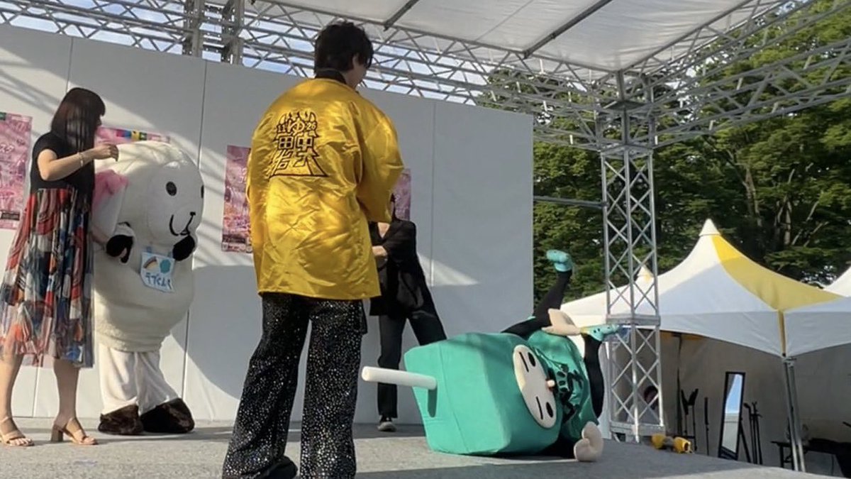 mamenitounyu's tweet photo. 後輩たち、よく見てください。

① 階段を勢いよく駆け上がる
② 一番上の段でつまずく
③ 豪快にコケる
④ 過剰に痛がる

これが先輩のコケ芸です。 https://t.co/0M5CA1IGOx